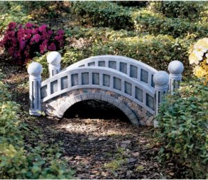 Арочный мостик в саду-фото